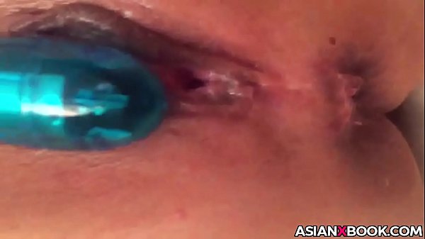 Cewek Asia Mainin Memeknya Pake Mainan