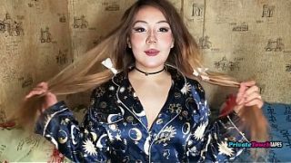 Gadis Rusia Montok Dengan Paha Besar Mainin Memeknya Yang Rapet Sambil Dildo Nancep Di Dalem.