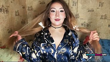 Gadis Rusia Montok Dengan Paha Besar Mainin Memeknya Yang Rapet Sambil Dildo Nancep Di Dalem.