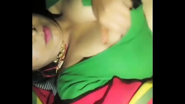 Desi Tante Pamer Tetek Gede