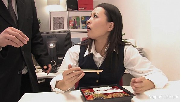 Cewek Kantor Jepang Ngewe Di Mulut, Bibir Basah Kencang Nikmatin Kontol Di Meja Kerja