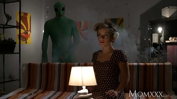 Ibu Rumah Tangga Sepi Dikocok Alien Pakai Tentakel Pas Halloween.