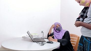 Bankir Hijab Montok Digebuk Petani Desa, Ngentot Senggol Kampung