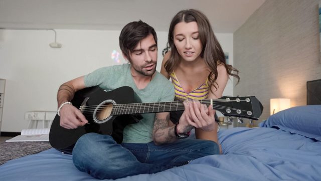 Guru Gitar Paling Hot Bikin Kamu Mau Belajar Sambil Ngenyangin