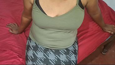 Wanita Asia Lagi Santai Sendirian, Siap Dimanjain Sama Siapa Aja Yang Berani.