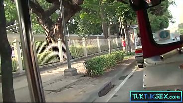 Bule Nakal Jemput Emak-emak Thailand Di Tuk Tuk, Langsung Naik Kontol Gede.