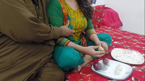 Bantu Ibu Tiri Motong Sayur, Abis Itu Ngentot Pantat Besarnya, Dia Selingkuh Dari Bapak Tiri, Suara Hindi Jelas.
