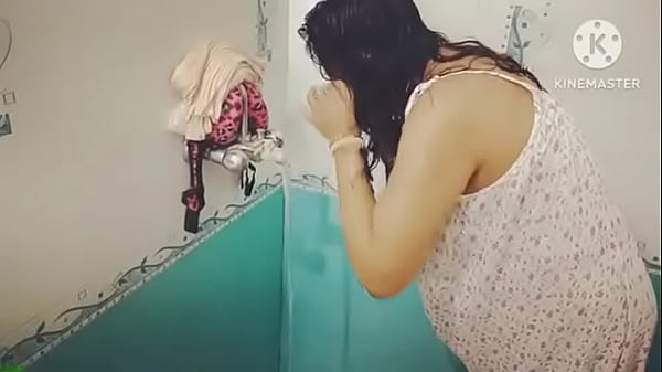 Desi Lagi Mandi, Basah Kuyup, Bikin Ngiler