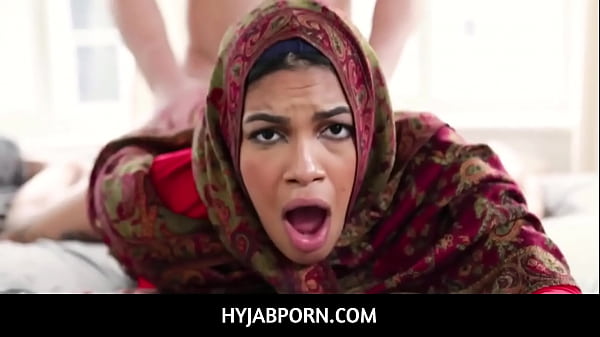 Maya Farrell, Bokep Arab Kakak Tiri Berhijab Montok, Dijodohin Sama Keluarga.