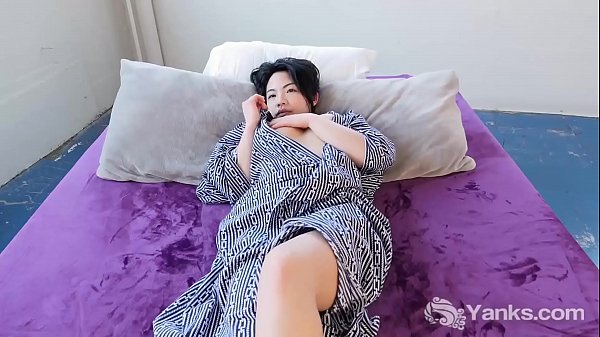 Bule Asia Emas Coli Sambil Mikirin Duit