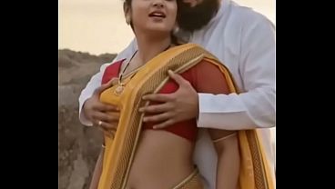 Desi Bhabhi Saree Me Dabaye Boobs, Romance Garmi Bhara