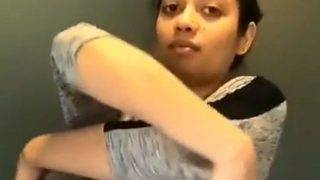Tonton Video Nisha Buka Baju Tshirt Desi, Gaya Liar Bikin Makin Pengen