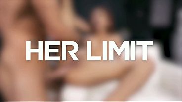 Cewek Asia Langsing Pake Lingerie Pink, Badan Dilumuri Minyak, Kontolnya Ditusuk Ngebut Di Pantat.