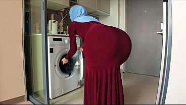 Ibu Tiri Pakai Hijab, Tatapan Nakalku Ke Pantat Bulatnya Kepergok.
