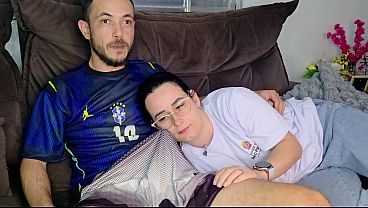 Irmã Tadinha Gozada Pelo Irmão Enquanto O Brasil Joga Na Tv