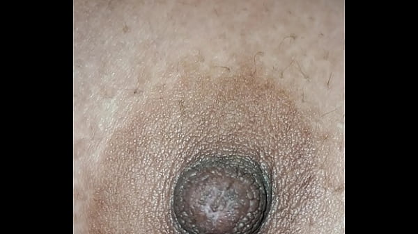 Lihat Tante Montok, Putingnya Nongol Jelas Bikin Ngiler.